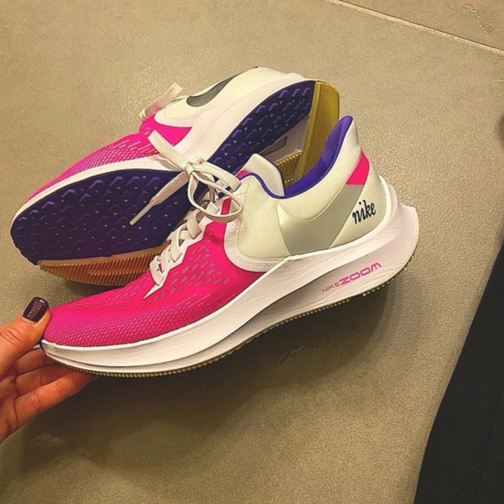 Nike Wmns Zoom Winflo 6 'White Fuchsia'
Nike / 
Sneakers / - Picture 9 of 9